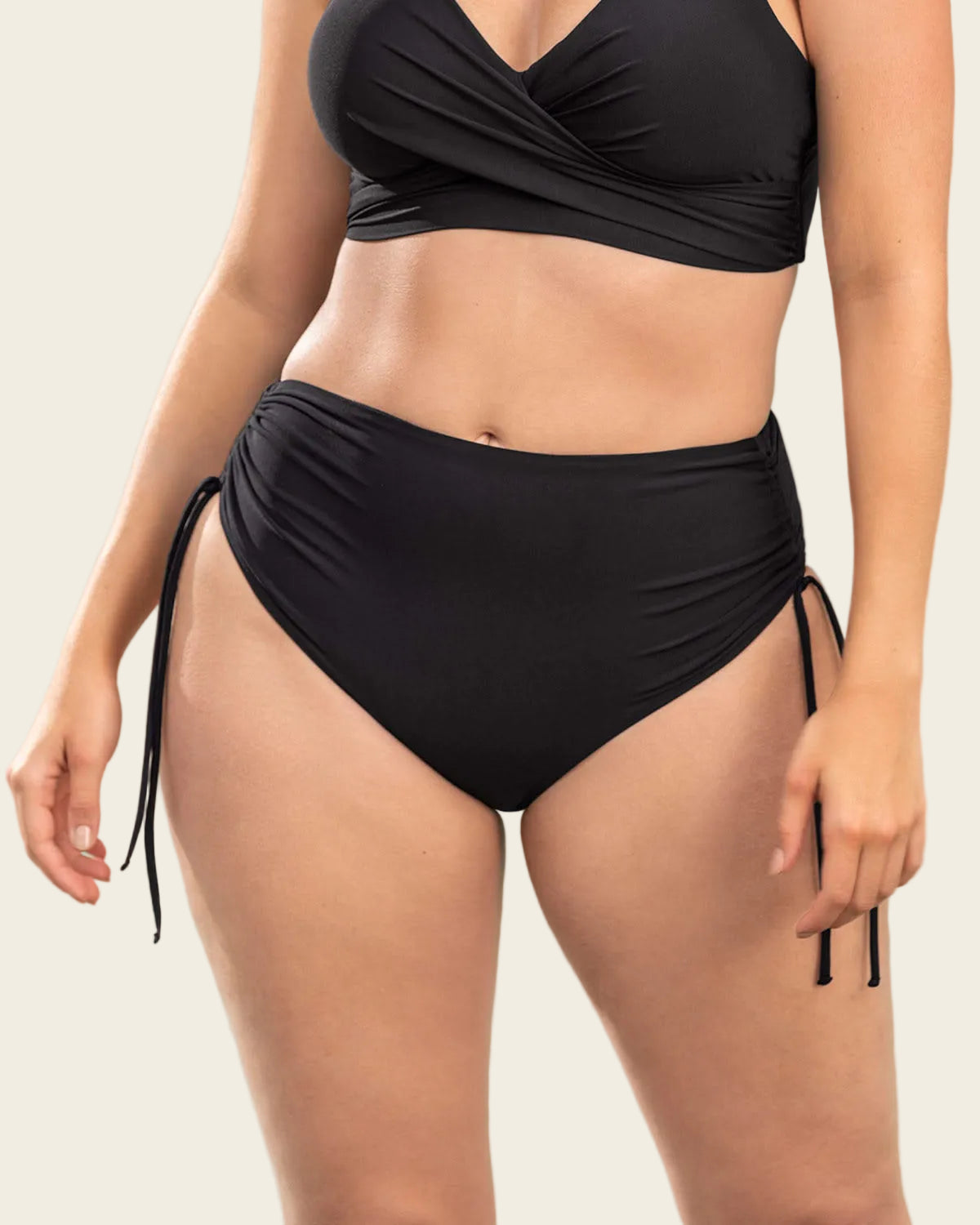Costume intero contenitivo con scollo profondo e spalline regolabili