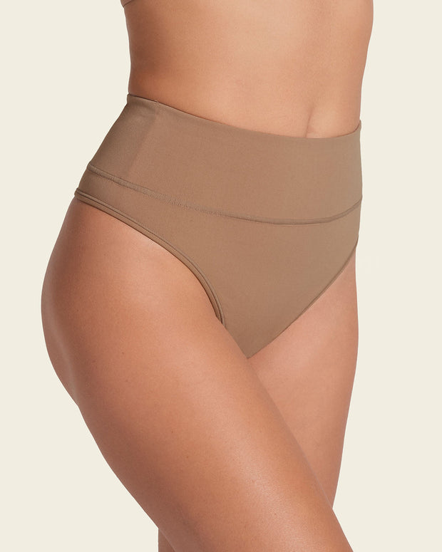 Tanga de control moderado tiro alto en SkinFuse#color_857-habano-medio