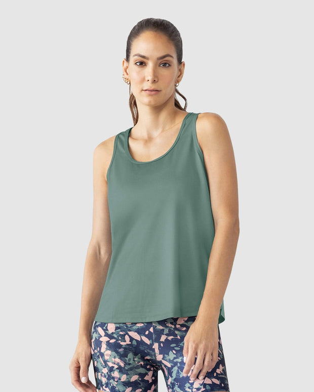 Camiseta deportiva de secado rápido y silueta semiajustada para mujer#color_645-verde-grisaseo