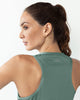 Camiseta deportiva de secado rápido y silueta semiajustada para mujer#color_645-verde-grisaseo