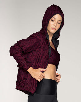 Chaqueta deportiva con malla transpirable en espalda y material de secado rápido#color_173-vino-estampado