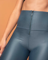 Leggings con acabado imitación cuero con control de abdomen#color_915-azul-medio